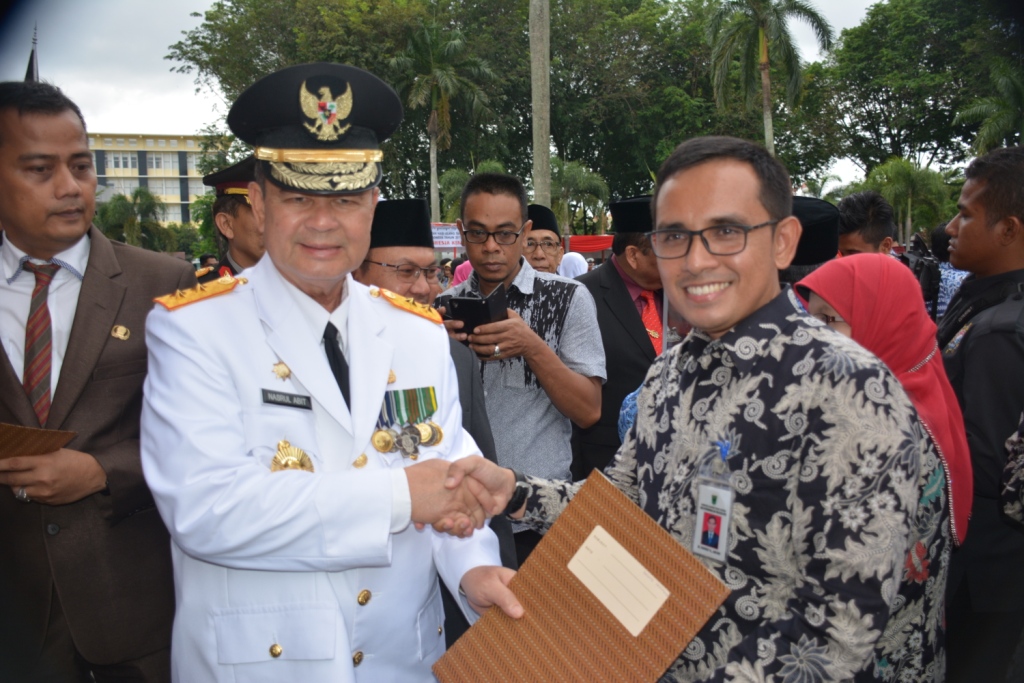 Dukcapil Padang Pariaman Terima Penghargaan Gubernur Sumatera Barat