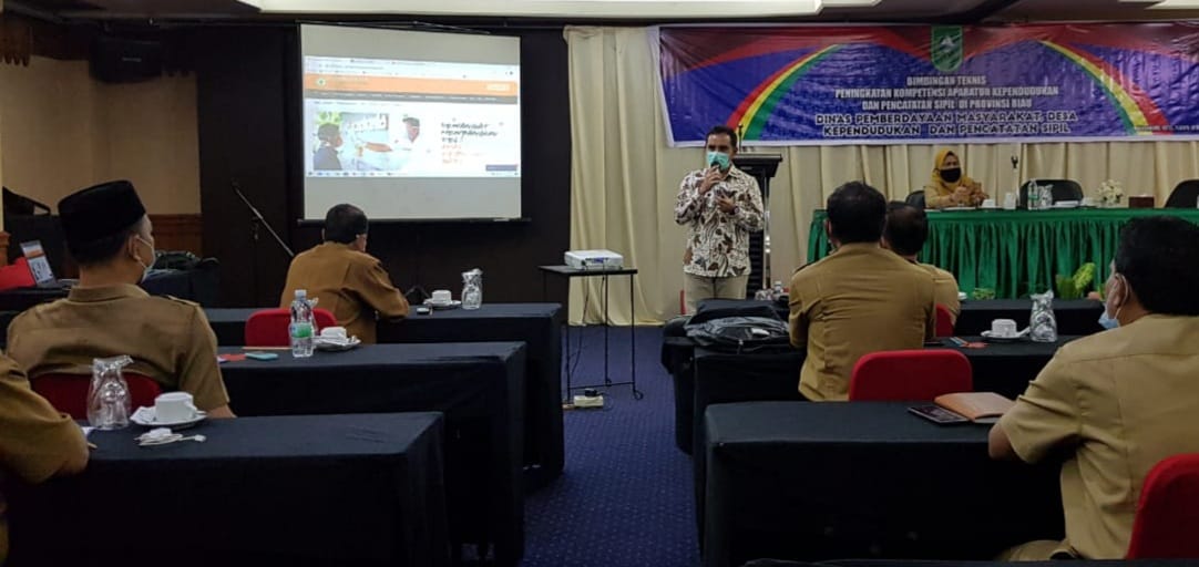 Kadisdukcapil Uraikan Manajemen SDM Pelayanan Pada Bimtek Dukcapil Provinsi Riau