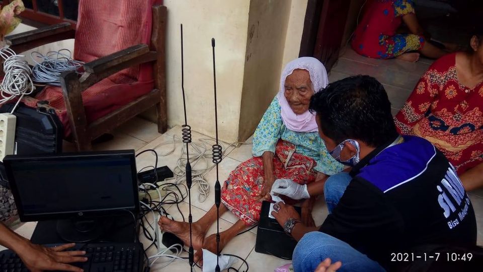 Layanan Tunggu Dirumah Saja (TdS) Dukcapil Padang Pariaman Rekam Nenek Berusia 120 Tahun