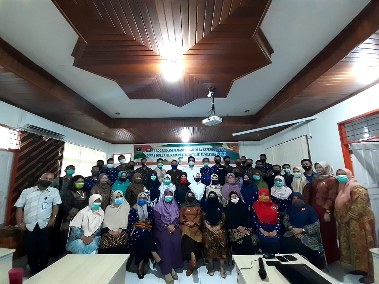 Ikuti Rapat Koordinasi Pemanfaatan Data Kependudukan Kab/Kota se Sumatera Barat, Disdukcapil bertekad meningkatkan kuantitas OPD yang memanfaatkan Data Kependudukan dalam meningkatkan kualitas pelayanan publik 